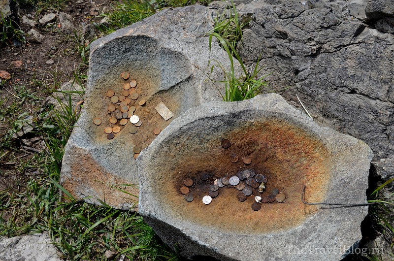 монеты на камне